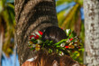 Femme et sa couronne de tête à fleurs tropicales