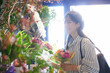 花屋でショッピングを楽しむ30代の日本人女性