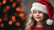 Dziewczynka w czapce Świętego Mikołaja na tle światełek świątecznych