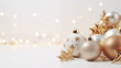 Białe świąteczne tło na życzenia lub baner z ozdobami bożonarodzeniowymi - bombki, gwiazdki, dekoracje choinkowe. Wesołych Świąt Bożego Narodzenia