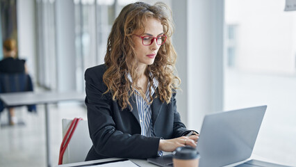 Poster - Young woman business worker using laptop working at the office