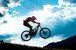 Mountain Bike Downhill Fahrer im Gegenlicht bei Sprung während Wettkampf – MTB Rider Jumping Silhouette