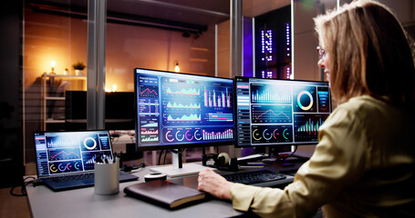 Aufkleber - Computer Analyst Looking at Data