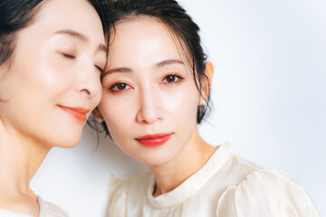Poster - ミドル女性二人のビューティーポートレート　スキンケア　コスメ