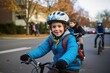 Ein Junge auf dem Fahrrad auf dem Weg zur Schule oder zum Sport in der Freizeit. Radfahren mit Helm und Rucksack.