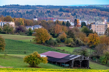 Poster - Landwirtschaftliches Gebäude in herbstlicher Landschaft