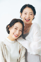 Aufkleber - 笑顔の二人のミドル女性　美容　スキンケア　ファッション