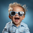 Süßes Baby mit Sonnenbrille und fliegenden Haaren lacht mit Zähnen lustig, ai generatv