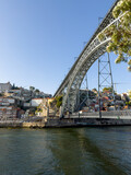Fototapeta  - słynny most w Porto w widokiem na stare miasto