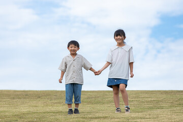 Wall Mural - 笑顔で手を繋ぐ子ども　Children smiling and holding hands