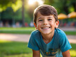© alejandro - Retrato de un niño sonriendo en un parque
