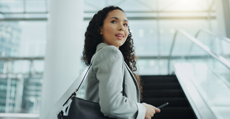 Canvas Print - Business woman, phone and airport with travel, smile and commute for work. Mobile text, transport and luggage with a female person with journey and worker vacation with bag and thinking on stairs