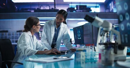 Aufkleber - Asian And Caucasian Female Doctors Talking In Medical Research Center And Using Desktop Computer To Analyze MRI Scans Of Brain. Surgeon And Neuroscientist Discussing Solutions For Treating Cancer.