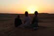 © Manon - Amies devant couché de soleil - Oman