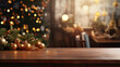 mesa de madera, arbol de navidad y decoraciones navideñas con fondo de bar o restaurante desenfocado con bokeh dorado.
