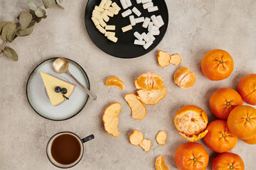 Canvas Print - Christmas treats, pudding and marshmallows near hot chocolate on grey surface with tangerines