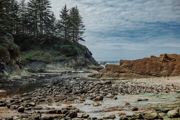 Canvas Print - Scenic beach featuring a shoreline of rocks surrounded by crystal-clear turquoise waters