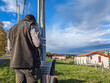 © LuIvDa - Técnico engenheiro conectando o cabo de fibra ótica ao switch que se encontra colocado no poste