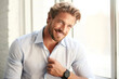 © YannTouvay - Hombre Rubio Elegante sonriente con estilo