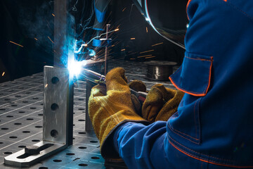 the welding process of two iron structures takes place on the desktop