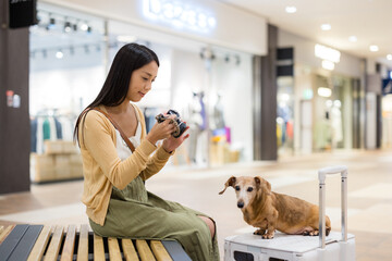 Poster - Woman use digital camera to take photo on her dog