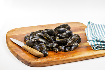 Canvas Print - tas de moules crues, en gros plan, sur une planche à découper