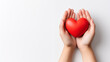 Banner. Die Hände einer Frau halten ein rotes Herz, isoliert auf weißem Hintergrund, mit reichlich Platz für Text. Konzept für Liebe, Valentinstag, Herzgesundheit und Freundschaft