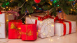 festlich weihnachtlicher Hintergrund und Vorlage mit Kerzen und Lichtern, Weihnachtsbaum und Dekoration für Werbung, Grüße und Angebote zu den Feiertagen und der besinnlichen Zeit des Jahres