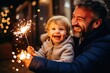 Vater mit seinem Kind und einer Wunderkerze zu Silvester draußen im dunklen. Kleines Feuerwerk für Kinder.