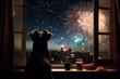 Hund schaut das Feuerwerk zu Silvester an. Neugieriger Hund von Hinten darf Raketen vom Fenster aus beobachten.