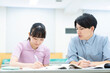 © milatas - 個別指導を受ける高校生