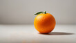 © Wabisabi - Arancia fresca isolata su sfondo neutro