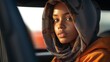 Junges Mädchen ostafrikanischer Abstammung mit Kopftuch sitzt im Auto 