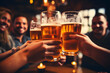 © rawku5 - Close-Up von Händen mit Bierkrügen beim Zuprosten im Pub erstellt mit generativer KI