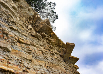 Danger ol falling rocks underneath