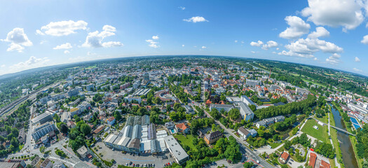 Die oberbayerische Stadt Rosenheim im Inntal im Luftbild, Panoramablick über das Stadtzentrum