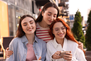 Canvas Print - Happy friends spending time together in outdoor cafe