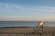 Relaks na dzikiej plaży nad morzem Bałtyckim w Międzyzdrojach 