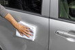 軽自動車のドアを拭き掃除する男の手