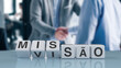© ANDRE WiLL - De uma visão a uma missão. Dados mudam a palavra visão para missão. (Português)