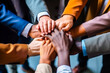 © Concept Photo Studio - Groupe de gens multiculturels mettant leurs mains les unes sur les autres pour valider leur engagement de groupe