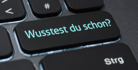 Beleuchtete Tastatur mit einer beschrifteten Taste - Wusstest du schon