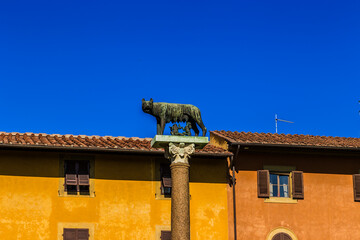 Canvas Print - Pisa, Italy. Sculpture of the Capitoline Wolf