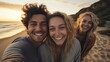 © Crowded Studio - amigos haciéndose selfies en la playa durante las vacaciones de verano. Concepto de juventud y amistad con jóvenes divirtiéndose juntos.