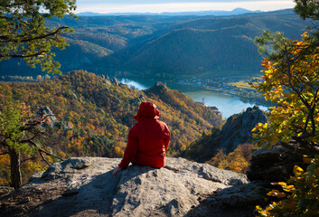 Wall Mural - Roter Herbstwanderer in der Wachau