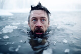 Mann beim Eisbaden in einem See im Winter