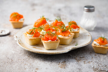 Canvas Print - Smoked salmon tartlets with fresh dill