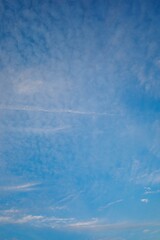 Farbiger Himmel mit interessanten Wolken als Hintergrund