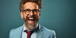 Attraktiver Geschäftsmann im Anzug mit Bart und Brille lacht mit offen Mund im Querformat für Banner, ai generativ