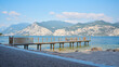 Bootsanlegestelle am Ufer des Gardasee bei Malcesine in Italien. Am Horizont Berge der Alpen